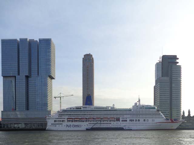 Cruiseschip ms Aurora van P&O aan de Cruise Terminal Rotterdam